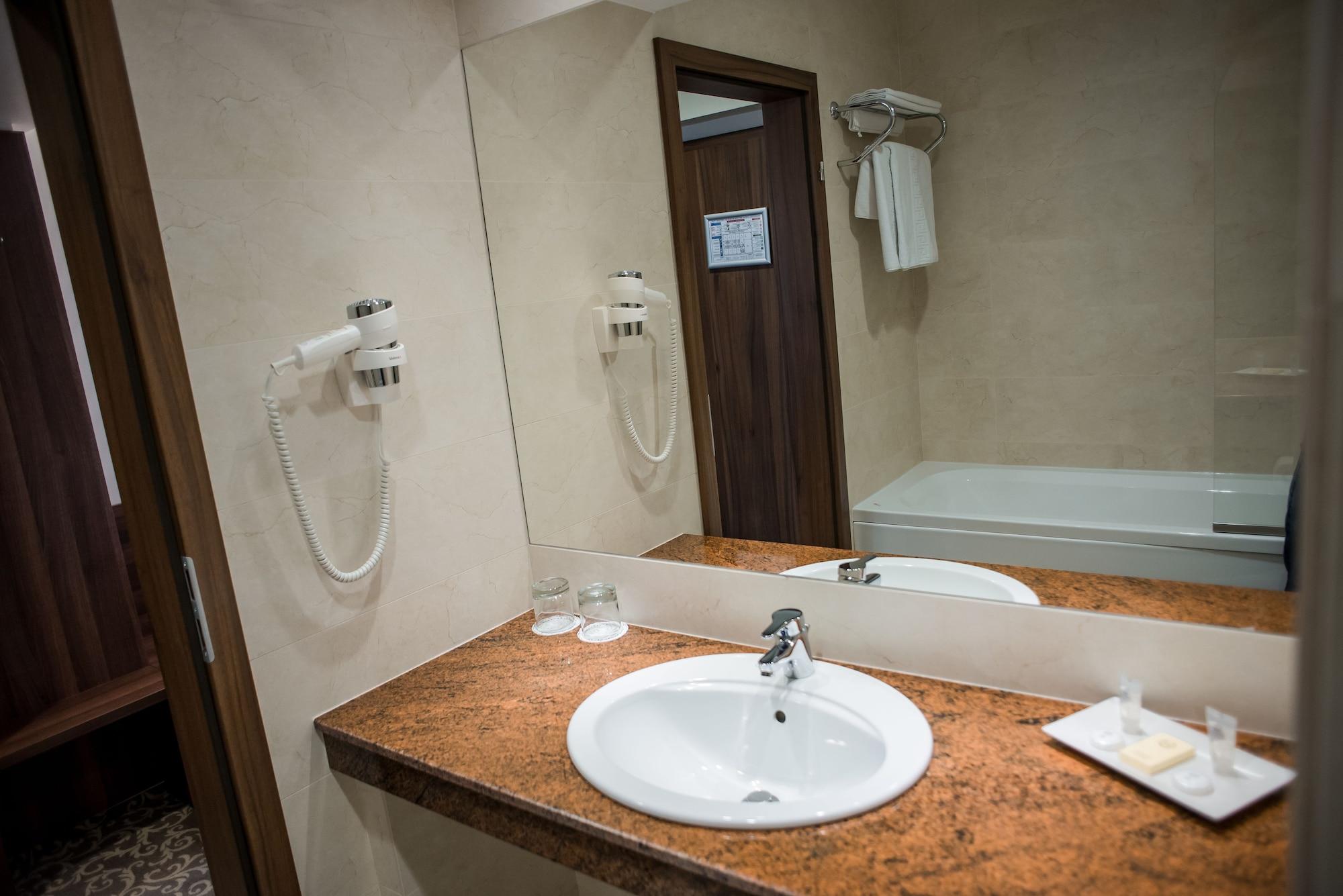 Hotel Arnia Iasi Buitenkant foto